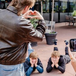 Challenge: Standbilder zwischenmenschlicher Interaktionen festhalten; „SpiriTRAIL“ durch Linz für 850 angehende Maturant:innen