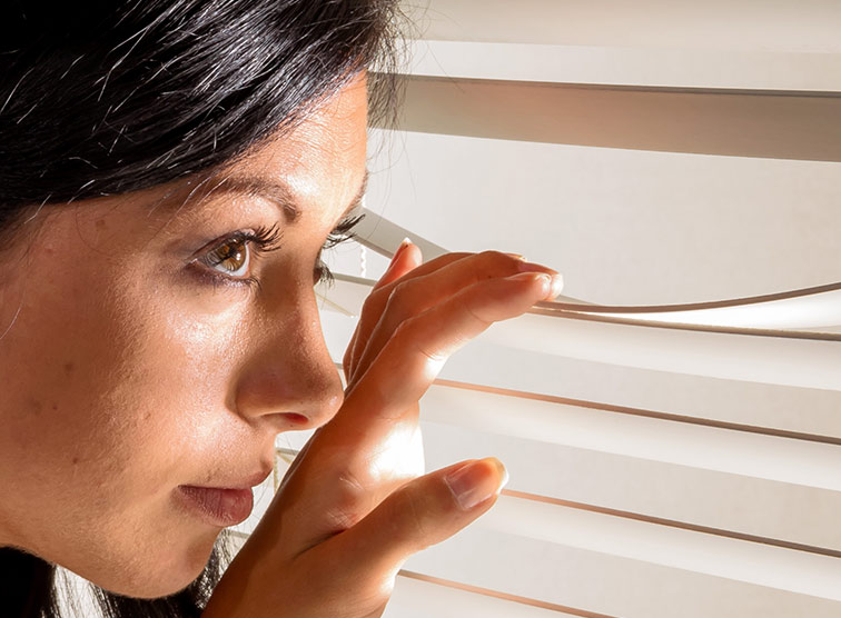 vorsichtiger Blick aus dem Fenster